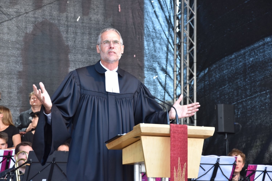 Stadtdekan Dr. Achim Knecht predigte auf dem Römerberg zum Pfingstmontag